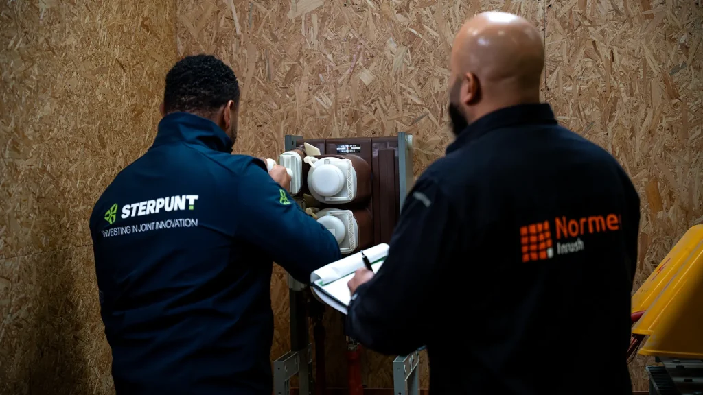 Examinator examineert het schakelen op een installatie.